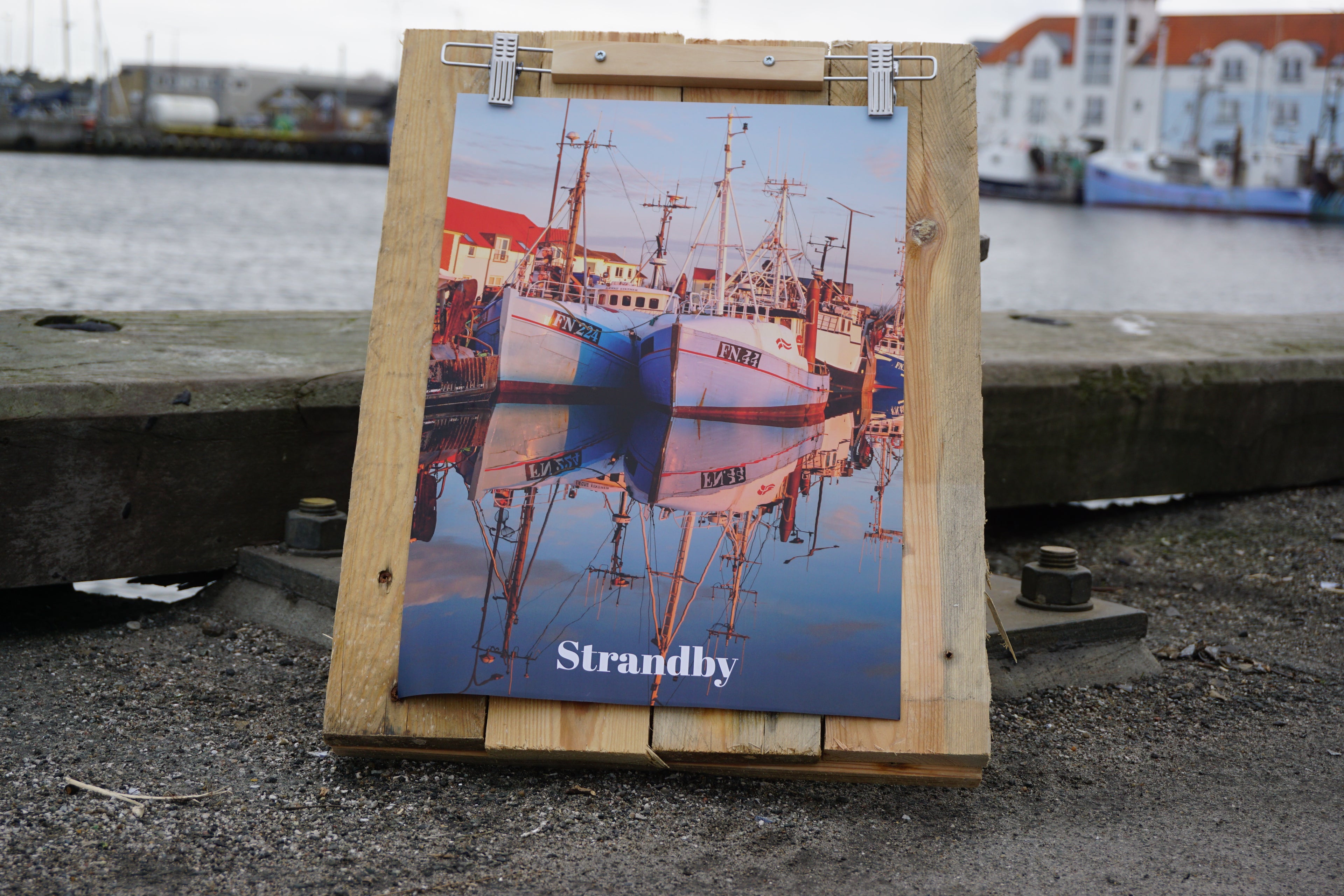 Plakat af Fischerbåde med refleksion på træstativ Strandby havn.